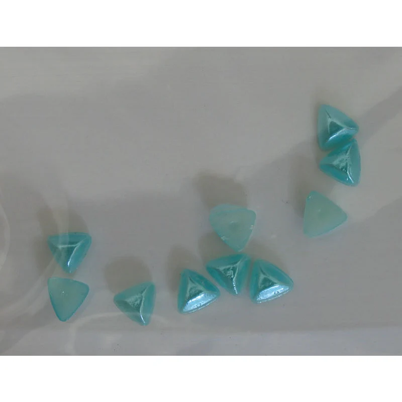 Decoro per unghie triangoli bombati acquamarina